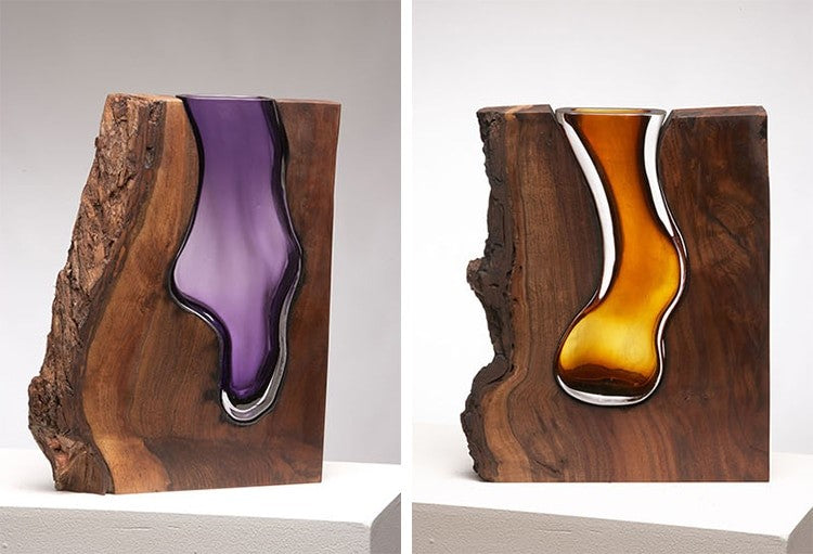 Wunderschöne Glasskulpturen in Baumstämmen