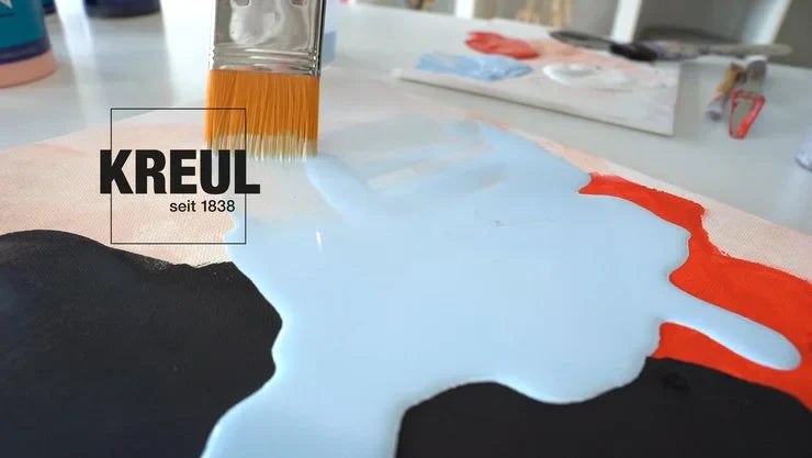 Abstrakte Malerei mit Acrylfarben und Wasser