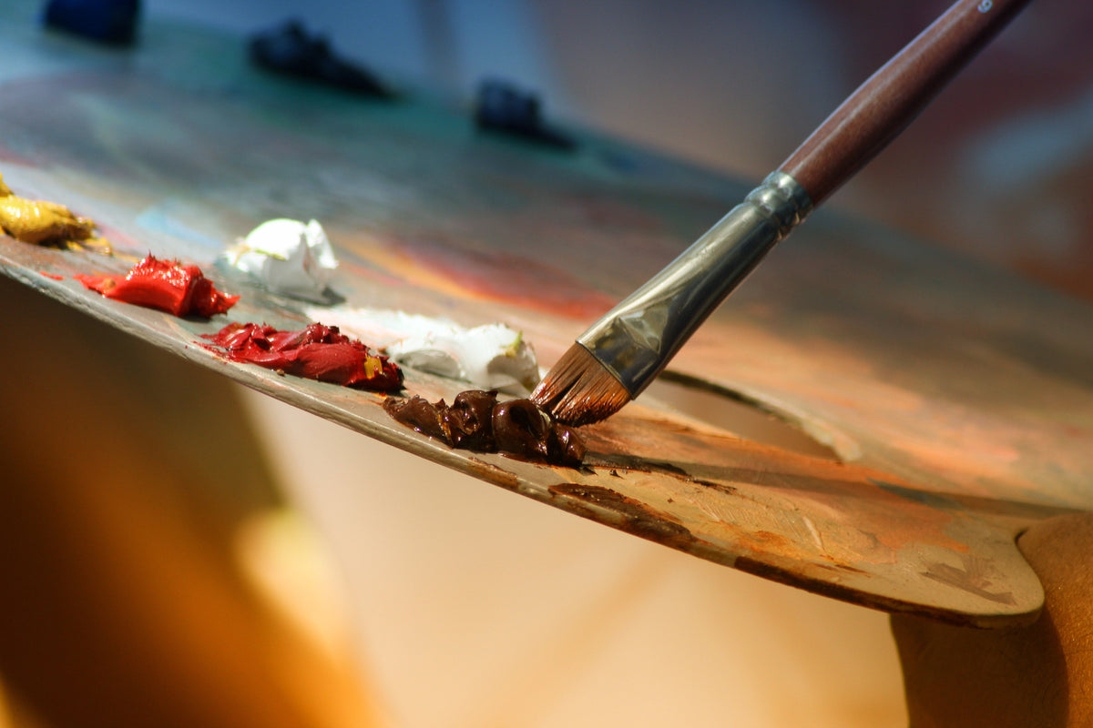 Ein Künstler bei der Arbeit im Atelier, umgeben von Kunstbedarf