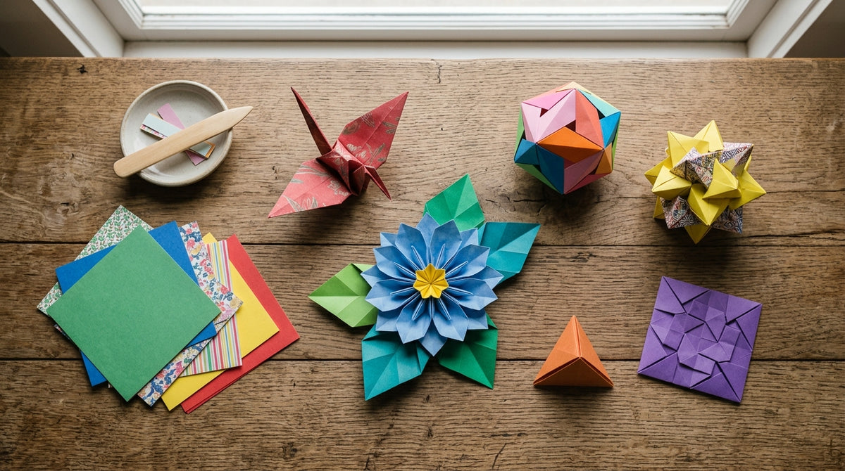 Sculture origami di carta colorate su tavolo di legno
