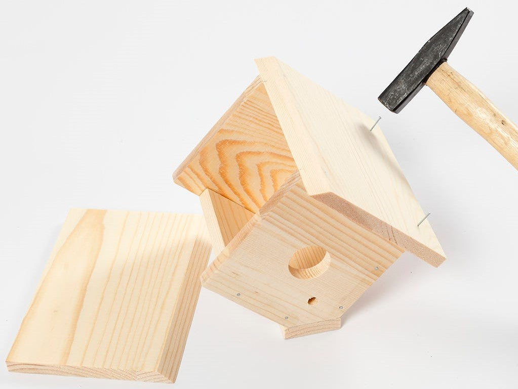 Selbstgemachtes Vogelhäuschen aus Holz