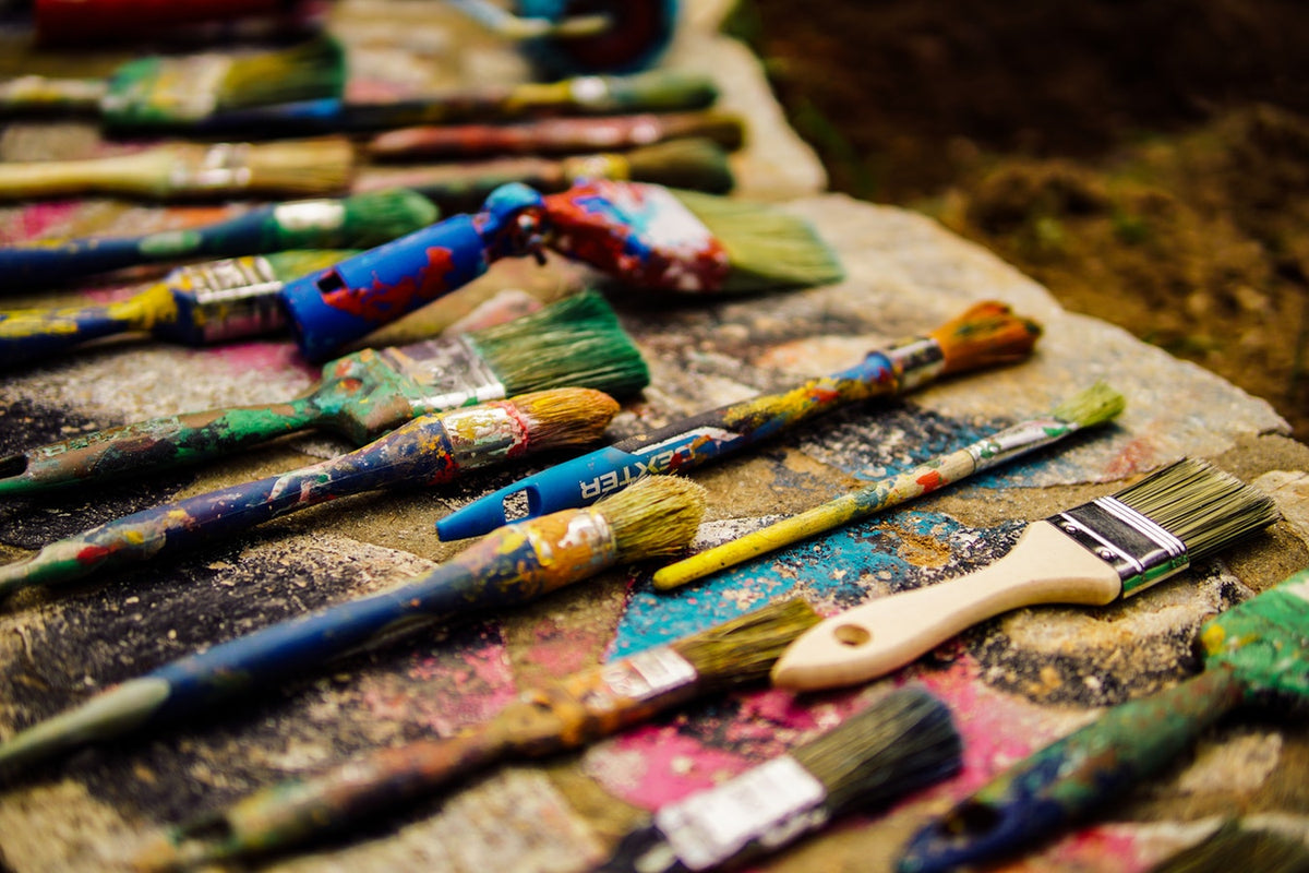Ein harmonisch eingerichtetes Künstleratelier mit Kunstbedarf von Artmie