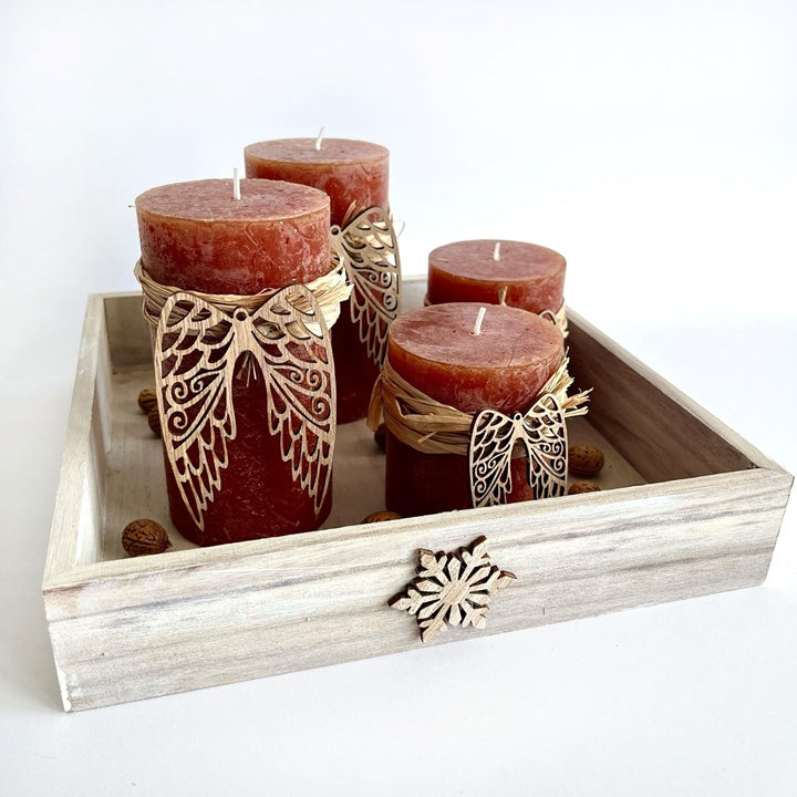 Sechs fein gearbeitete Holzflügel für Weihnachtsschmuck, Makramee und Scrapbooking.
