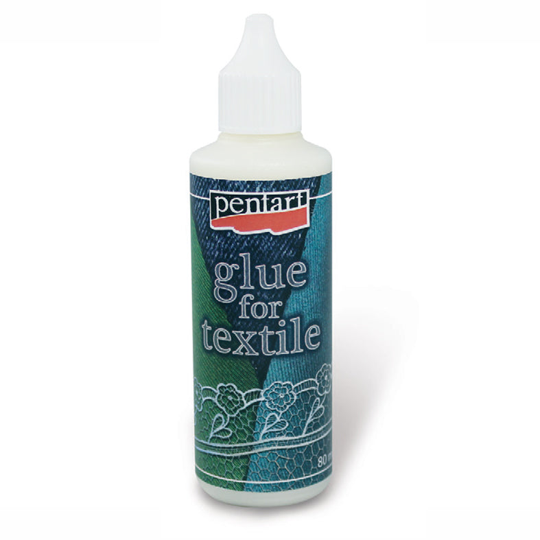Pentart Textil-Kleber in einem 80-ml-Behälter auf Wasserbasis für flexible Textilverklebungen.