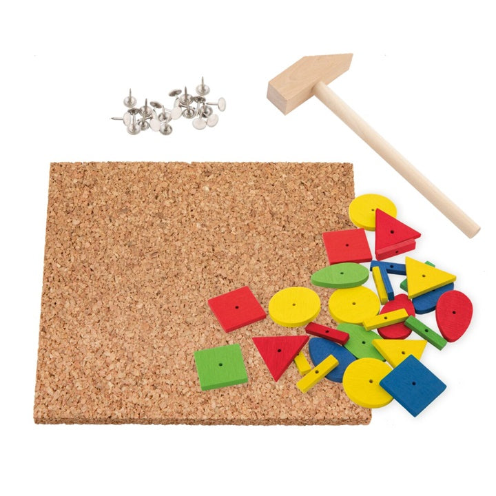 ARTMIE Hammer-Tap-Set mit bunten Holzformen und Metallnägeln für kreatives Gestalten.