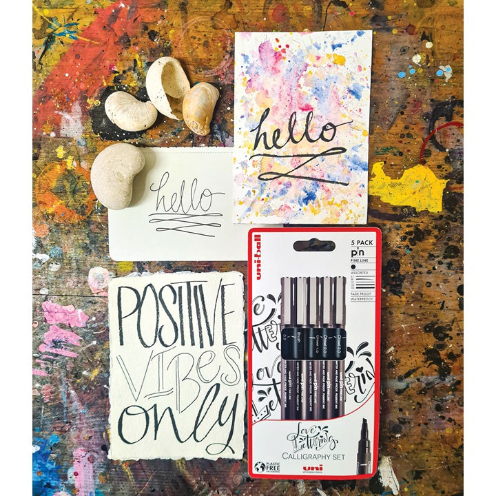 Satz UNI PIN Marker fineliner Love Lettering 5 Stück – Detailansicht 5 | ARTMIE