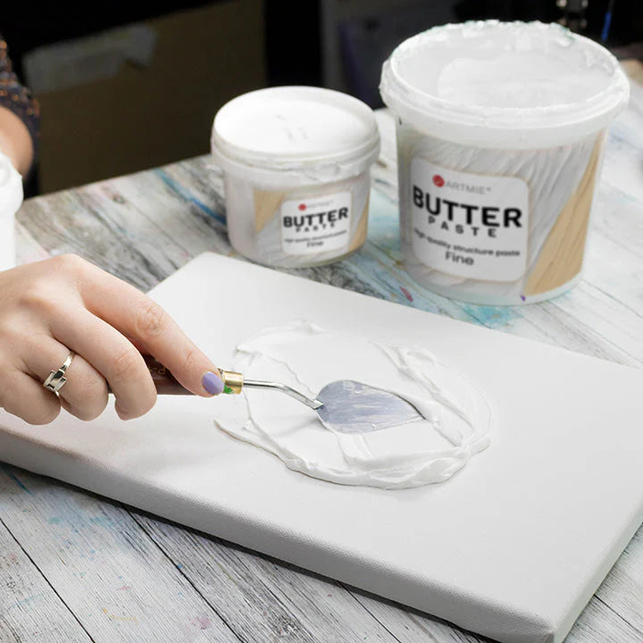 Auftragetechnik der ARTMIE Butter Fine Reliefpaste auf Leinwandplatte