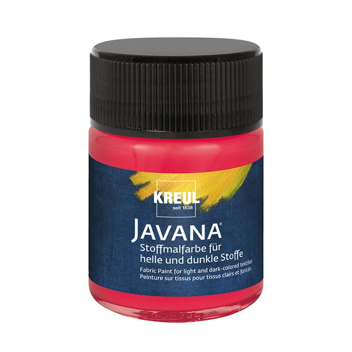 Auftrag von JAVANA Textilfarbe mit einem Pinsel auf einem Stoffstück.
