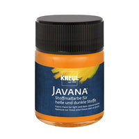 Auftrag von JAVANA Textilfarbe mit einem Pinsel auf einem Stoffstück.