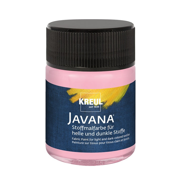 Auftrag von JAVANA Textilfarbe mit einem Pinsel auf einem Stoffstück.