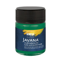 Auftrag von JAVANA Textilfarbe mit einem Pinsel auf einem Stoffstück.