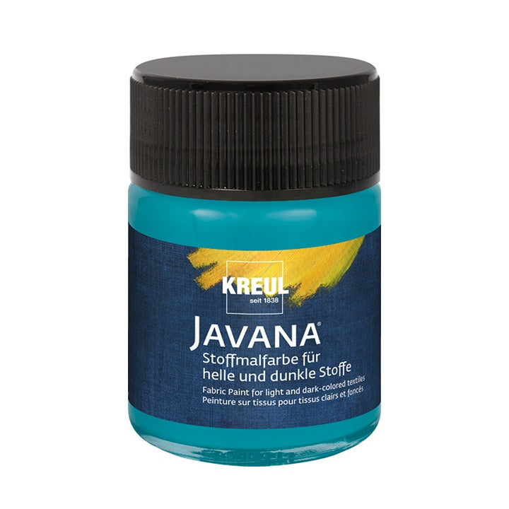Auftrag von JAVANA Textilfarbe mit einem Pinsel auf einem Stoffstück.