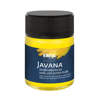 Auftrag von JAVANA Textilfarbe mit einem Pinsel auf einem Stoffstück.