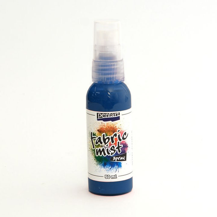 Anwendung von Fabric Mist Textil-Farbspray auf hellem Stoff mit anschließender Fixierung durch Bügeln.