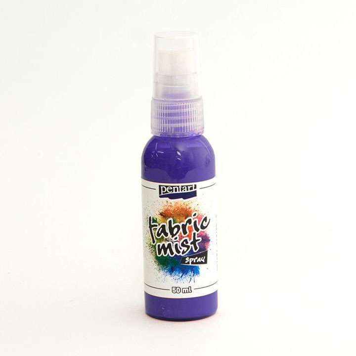 Anwendung von Fabric Mist Textil-Farbspray auf hellem Stoff mit anschließender Fixierung durch Bügeln.