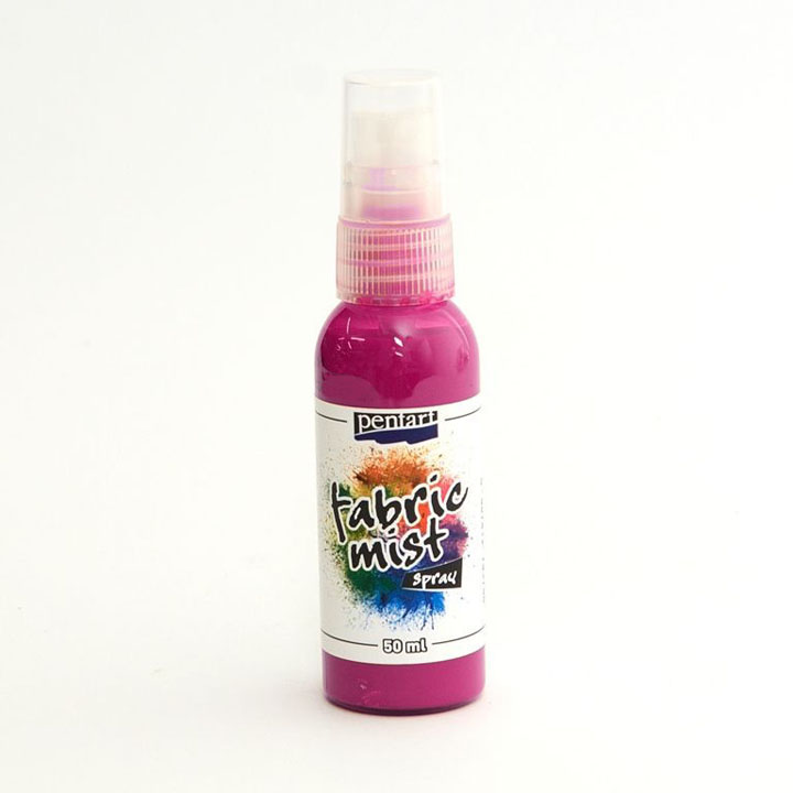Anwendung von Fabric Mist Textil-Farbspray auf hellem Stoff mit anschließender Fixierung durch Bügeln.