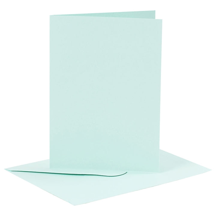 Sechs Klappkarten aus 220 g/m² Papier mit sechs passenden Umschlägen mit gummierter Verschlussklappe