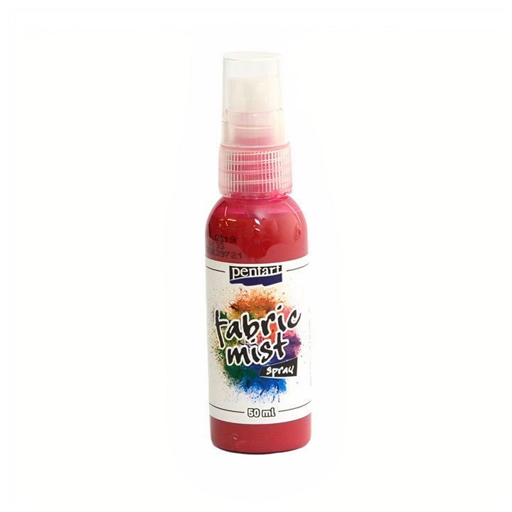 Anwendung von Fabric Mist Textil-Farbspray auf hellem Stoff mit anschließender Fixierung durch Bügeln.