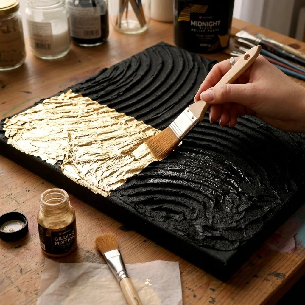 Auftragen von Schlagmetall auf ein trockenes Relief aus der schwarzen Midnight 3D Strukturpaste