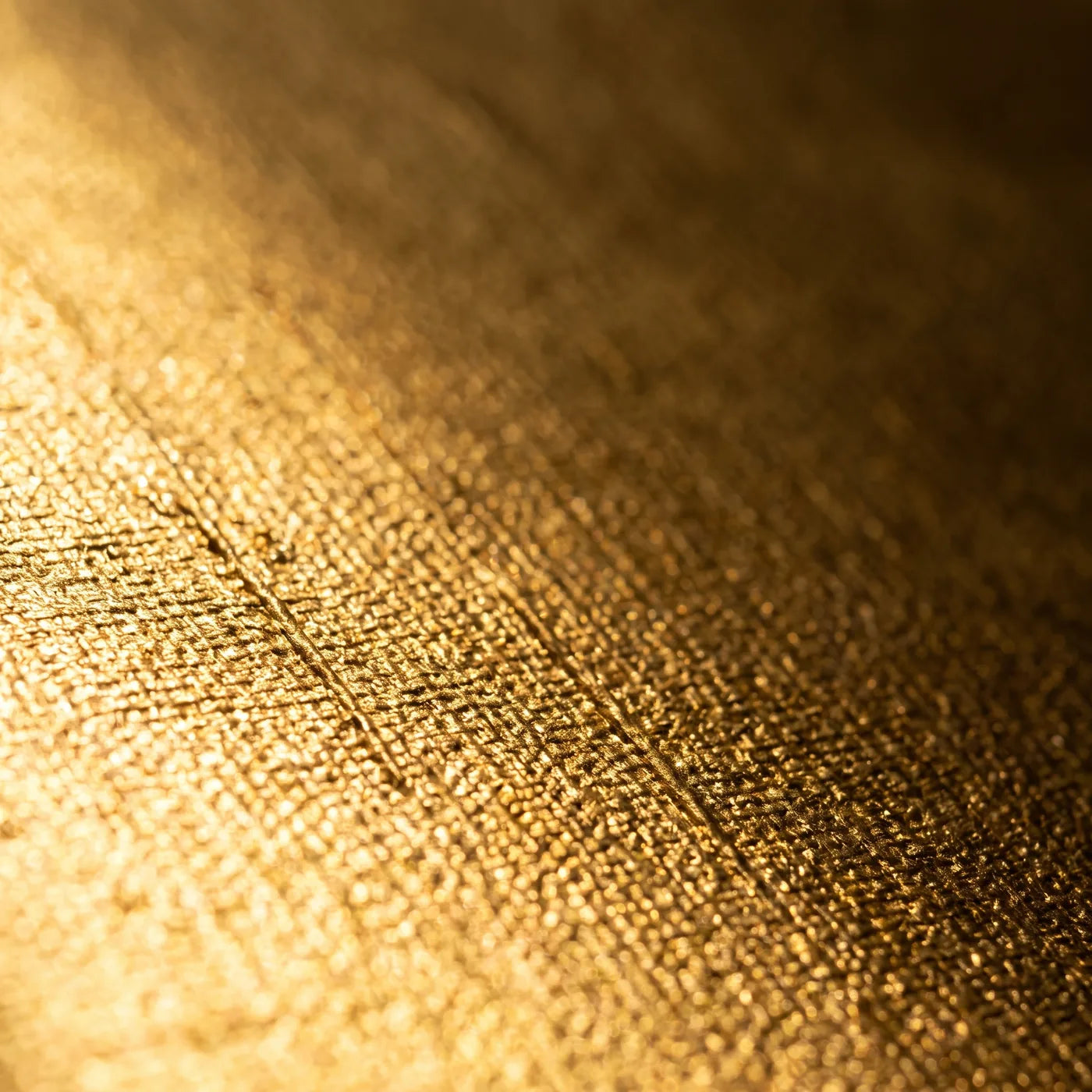 Makro des Baumwollgewebes, das unter der goldenen Grundierung der MIDAS-Leinwand sichtbar bleibt