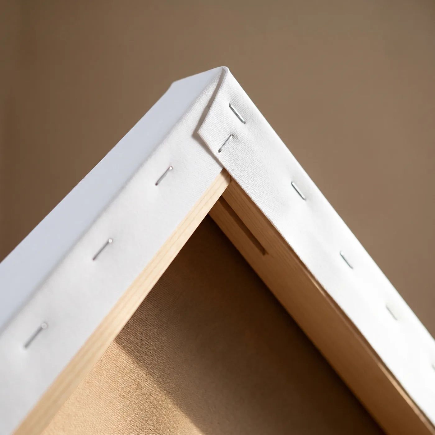 Ecke des 3D-Keilrahmens — tiefe Fichtenleiste, gerade Klammerreihe und straff gespannte Leinwand
