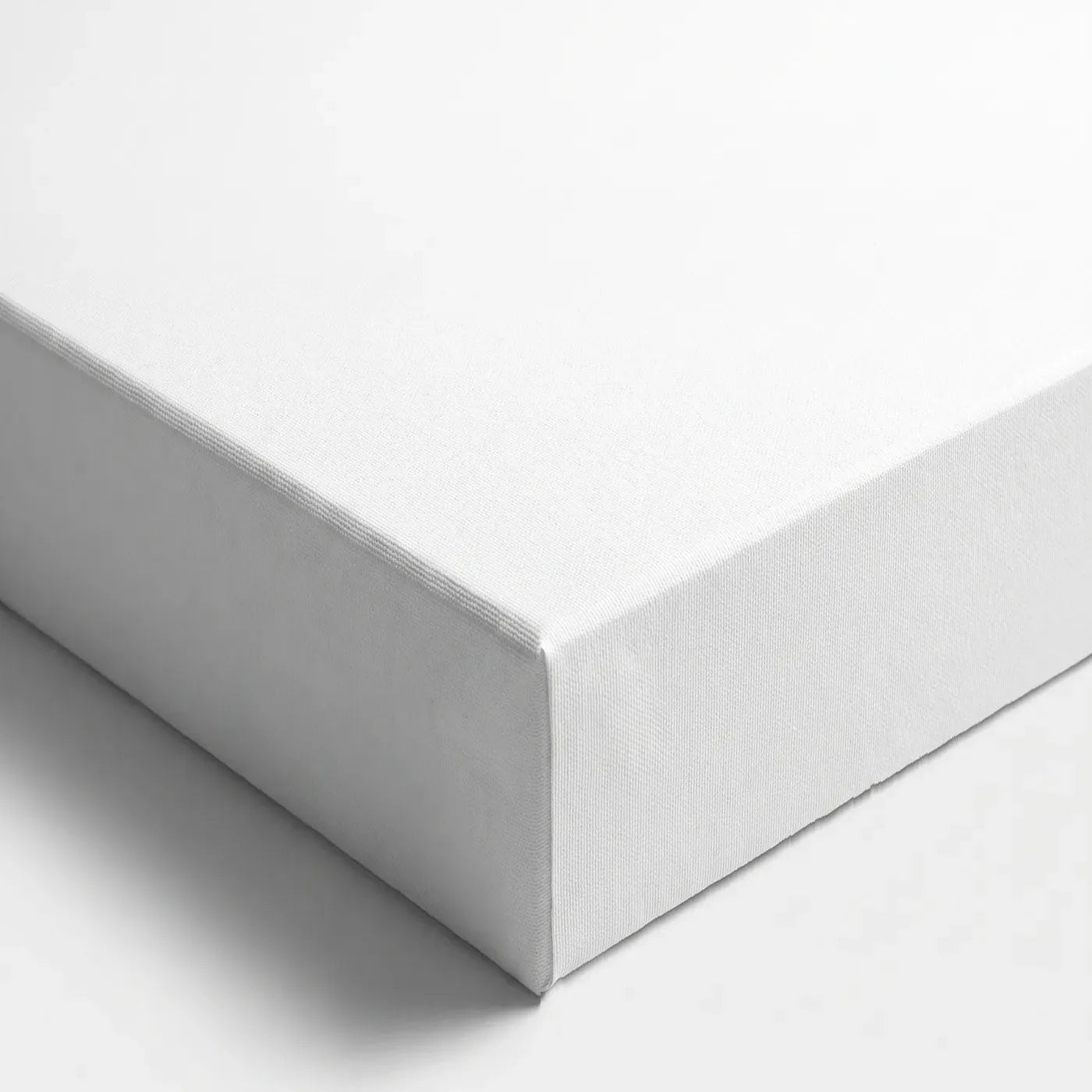 Ecke der 3D+-Leinwand von vorne — weiße, doppelt grundierte Fläche und eine Seite mit 5,8 cm Tiefe