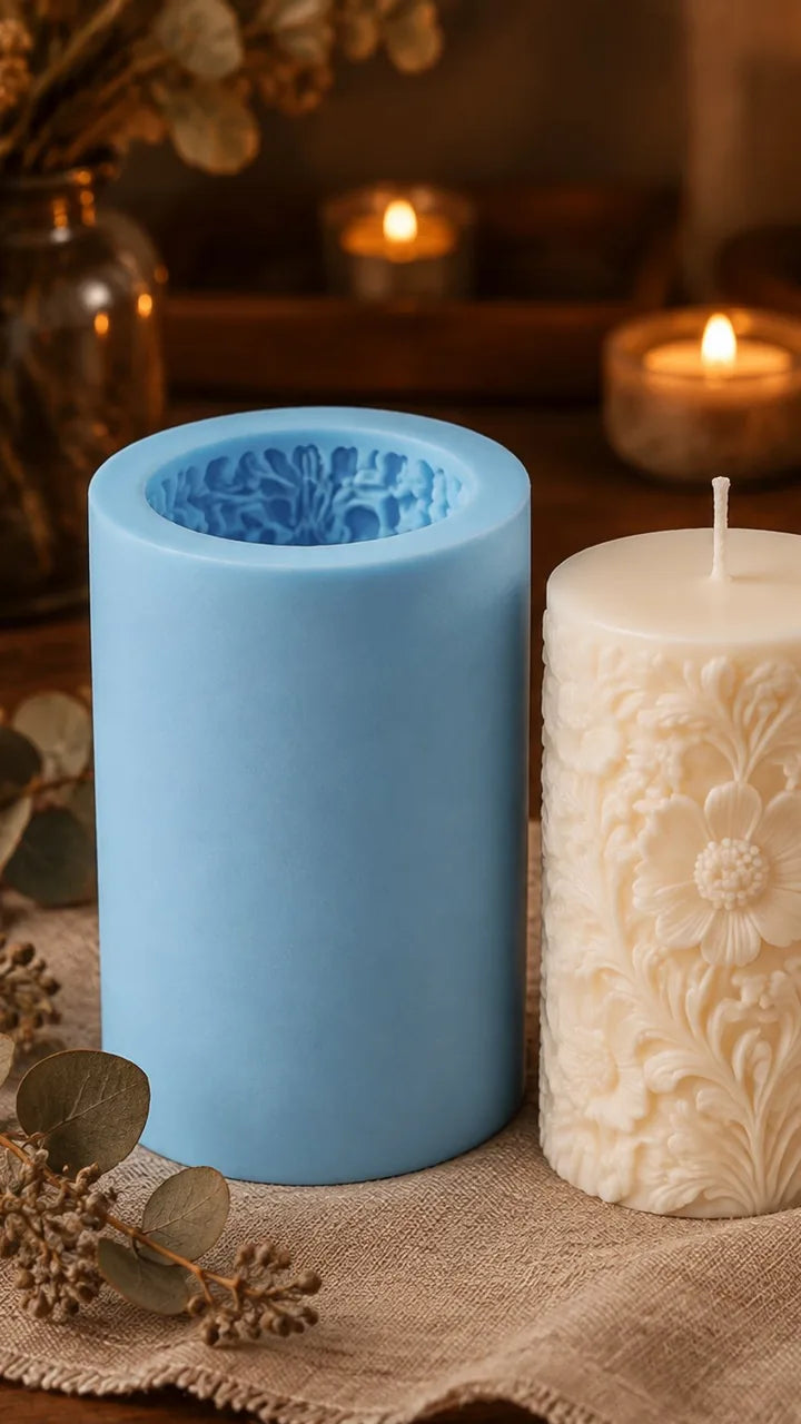 Hohe blaue Silikon-Kerzenform und die darin gegossene Wachskerze mit Blumenrelief