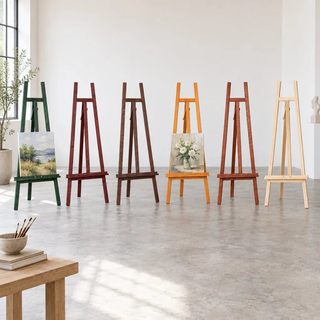 Staffeleien ACADEMY in mehreren Holzfarben nebeneinander im Atelier